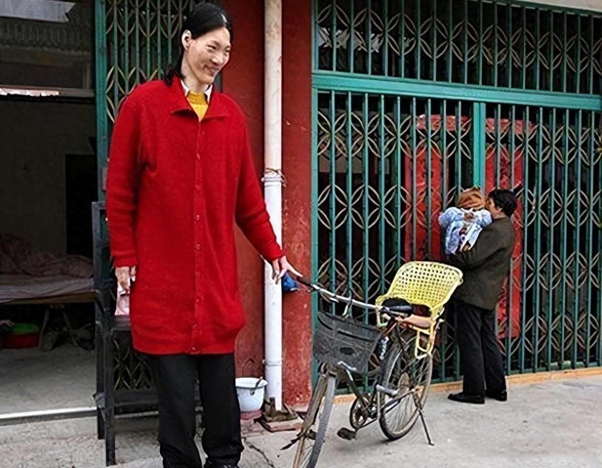 中欧体育登录入口-世界第一女巨人来自中国安徽，穿78码的鞋子，一顿饭吃六碗炒面